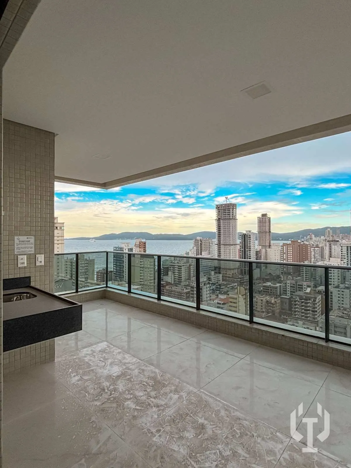 Foto do imóvel Apartamento de 3 suítes e 3 vagas de garagem em Meia Praia