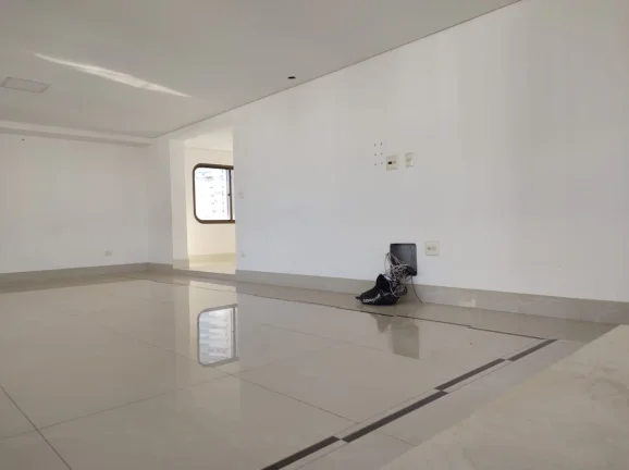 Imagem Excelente Duplex, com 4 dormitórios, sendo 2 suítes, 5 banheiros, 3 vagas de garagem, 3 salas, closet, piscina coberta