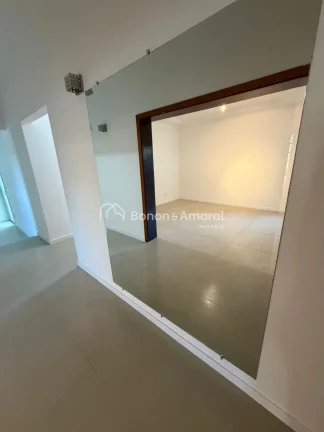Imagem Ampla e confortável, esta excelente residência conta com 298m² de área construída, oferecendo e...