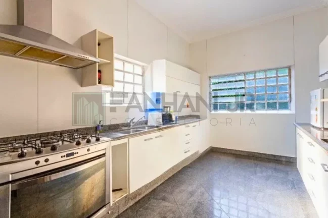 Imagem Casa de Luxo no Jardim Europa: 5 Quartos, 3 Suítes, 4 Salas, 10 Vagas de Garagem, 600m² - Venda ou Locação em SP