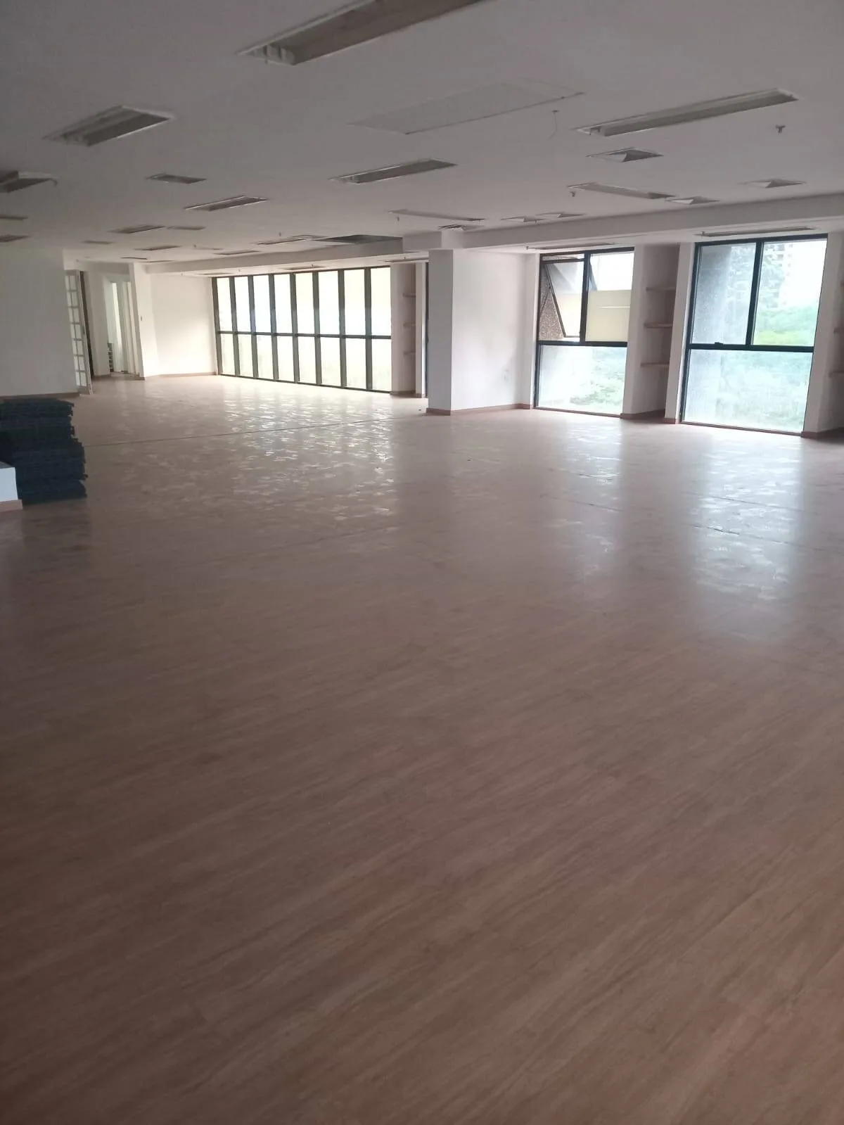 Imagem Espaçosa Sala Comercial de 310m² no Centro de Alphaville ? Edifício Alameda Madeira