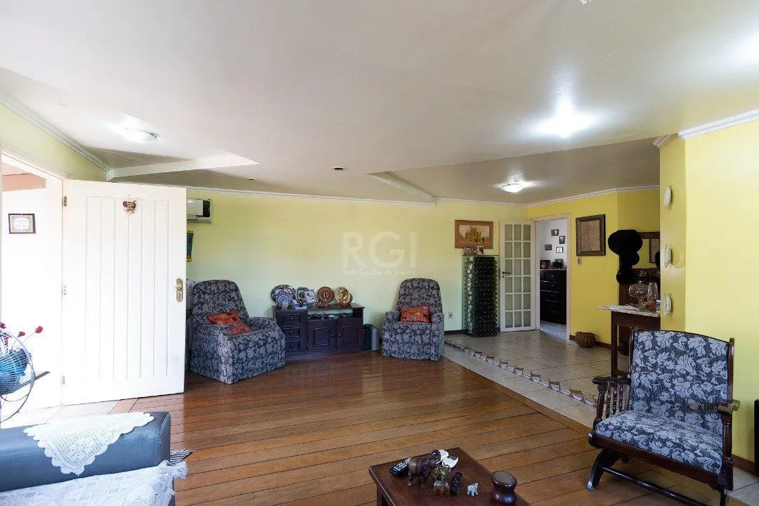 Imagem Casa para Venda - 320m², 5 dormitórios, sendo 2 suites, 3 vagas - Tristeza