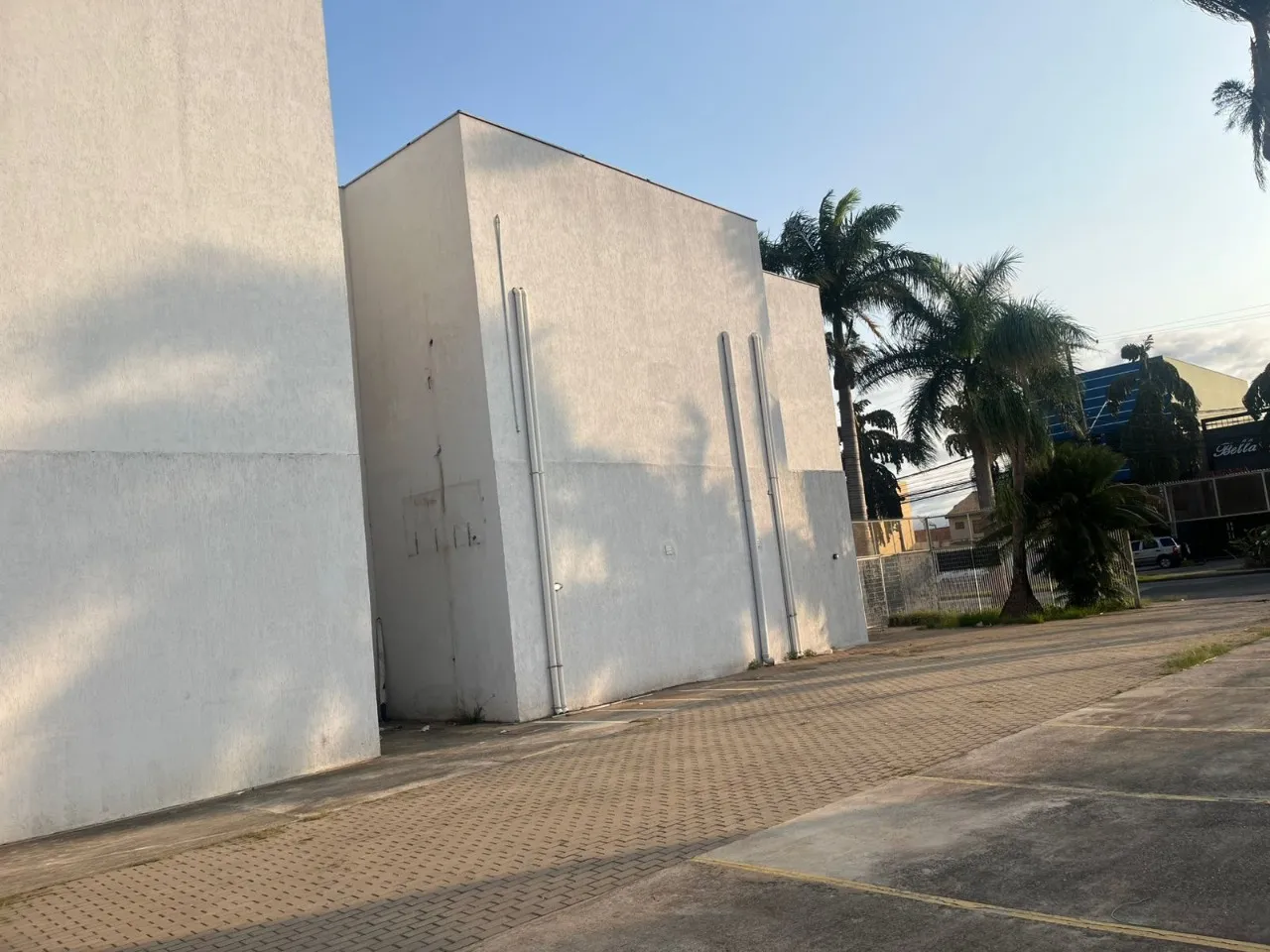 Imagem Salão Comercial com 1 Sala, 10 Banheiros e 30 Vagas de Garagem em Sorocaba-SP, Bairro Wanel Ville: Oportunidade Imperdível!