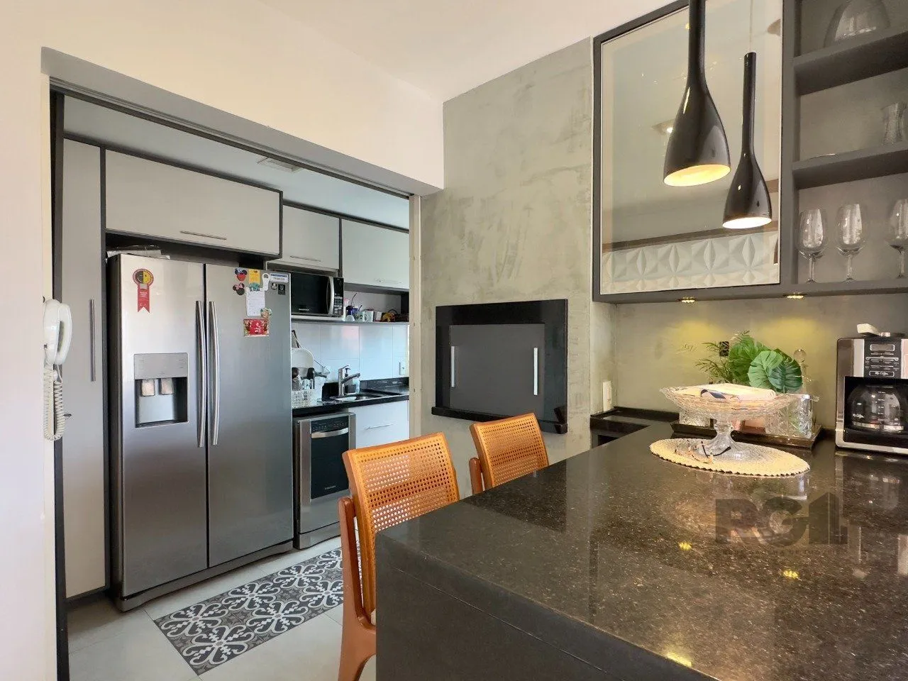 Imagem APARTAMENTO MOBILIADO COM PLANTA DIFERENCIADA E ÓTIMA LOCALIZAÇÃO