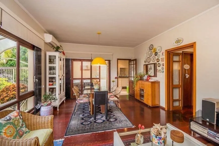 Imagem Casa 279m² - 4 dormitórios, 3 vagas no bairro Santa Tereza