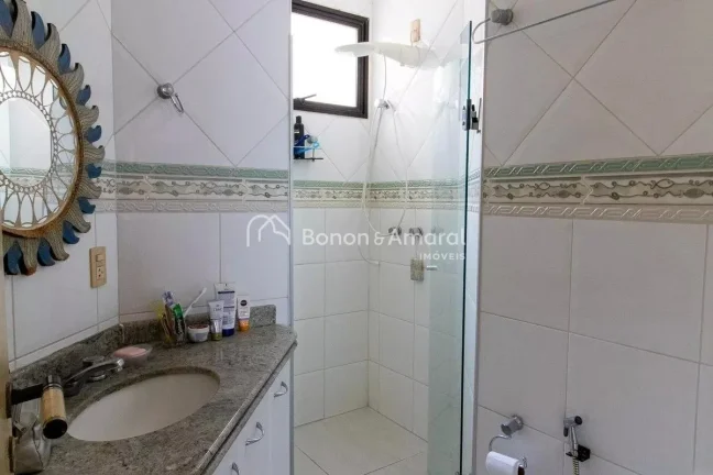 Imagem Localizado em Campinas, este espaçoso apartamento oferece um ambiente confortável e funcional. Com...