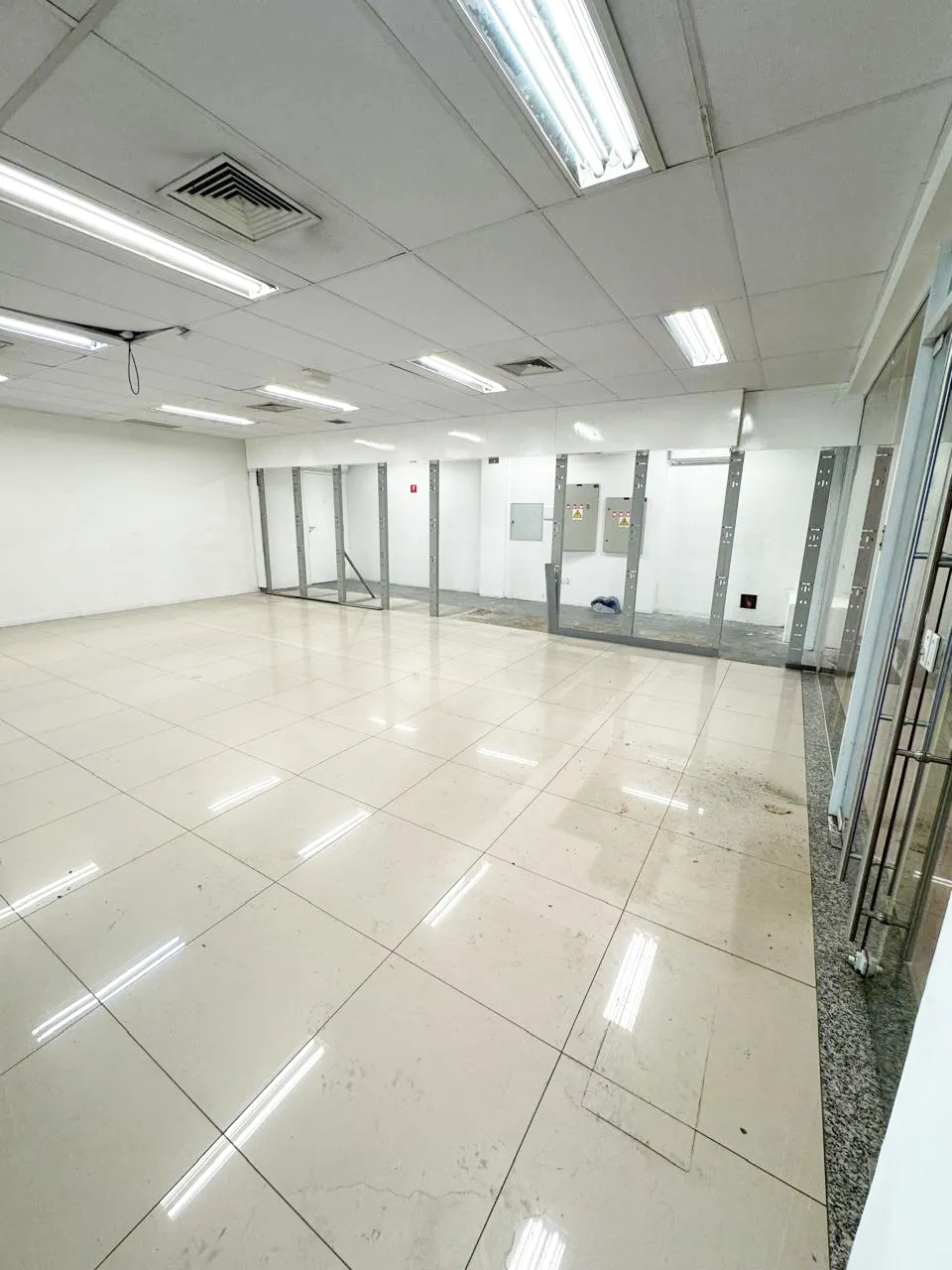 Imagem ALUGO ESTRATÉGICO PRÉDIO COMERCIAL NO BAIRRO VILA DAS BELEZAS!