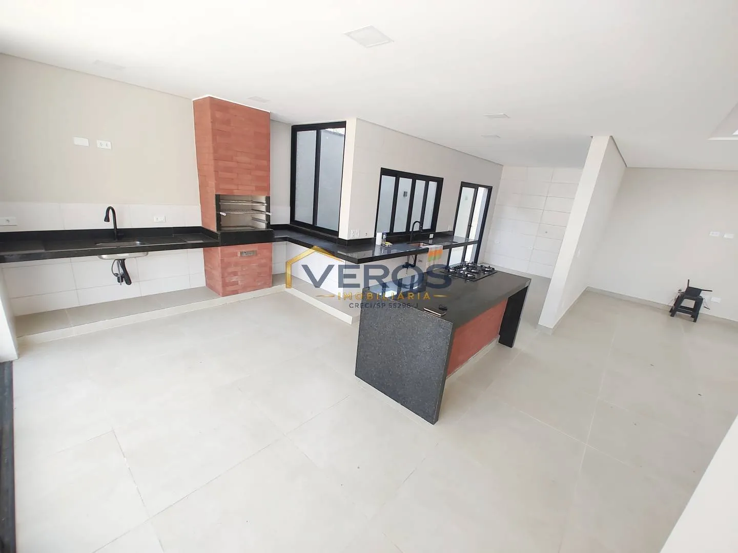 Imagem Casa a venda com piscina a 80m da praia Massaguaçu em Caraguatatuba