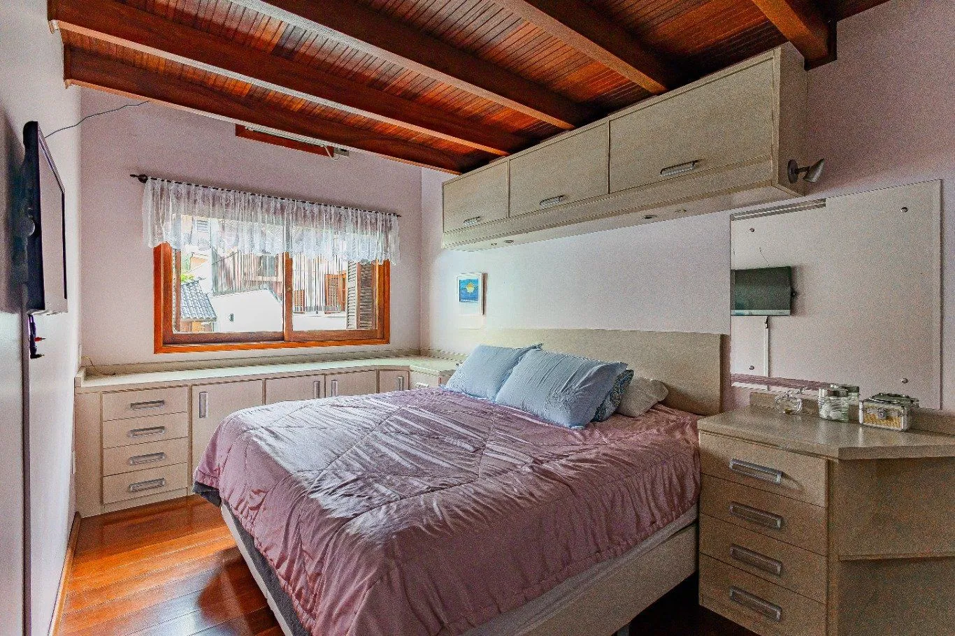 Imagem Casa de 4 dormitórios e 208m² à venda no Bairro Jardim Botânico, Porto Alegre.