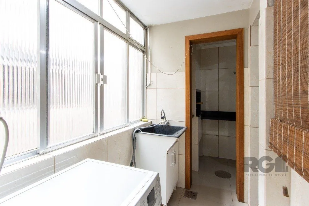 Imagem Apartamento com 70m² de área privativa, possui 3 dormitórios, sala para 2 ambientes, banheiro social, cozinha com móveis planejados e área de serviço.