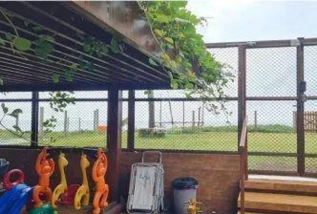 Imagem Apartamento semimobiliado com varanda/sacada a beira mar da Praia de Areia Dourada. -AP1580