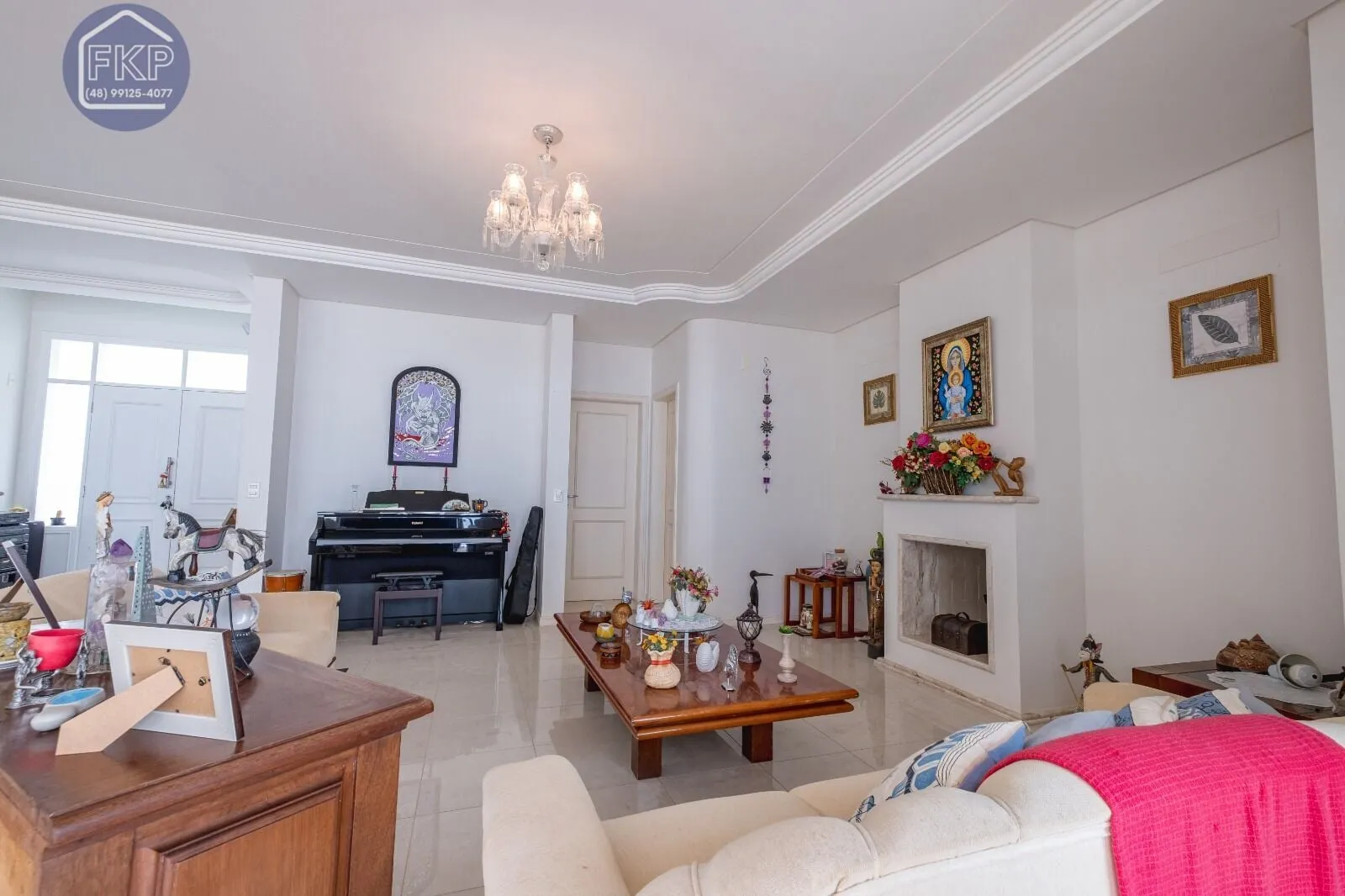 Imagem Casa com 5 dormitórios e 4 vagas!