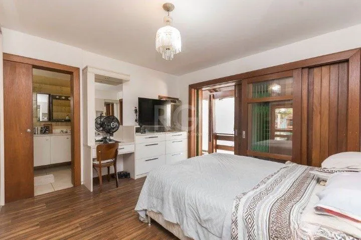 Imagem Casa para Venda - 247m², 4 dormitórios, sendo 1 suites, 5 vagas - Glória
