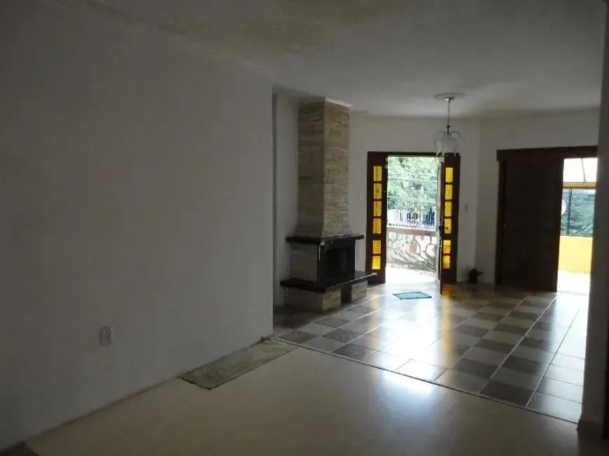 Imagem Casa com três dormitórios, suíte, piscina e 3 vagas.