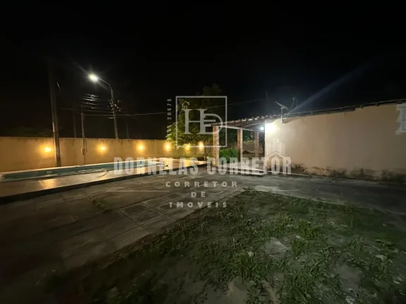 Imagem CASA A KM DO MAR COM ÁREA GOURMET E PISCINA, 3 QUARTOS, 1ST, VÁRIAS VAGAS DE GARAGEM, EM FRENTE A AVENIDA, TERRENO 30X30