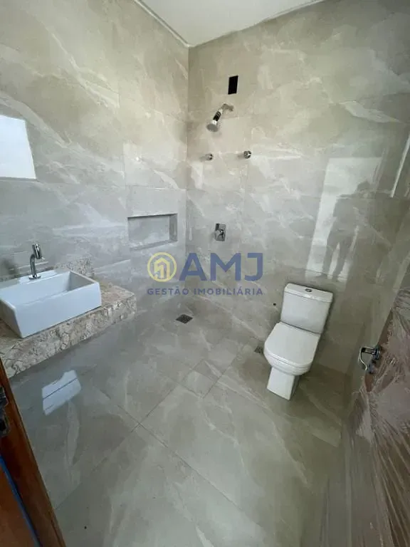 Imagem Casa térrea à venda no Jardins Capri | Lote de esquina com 4 suítes, piscina e alto padrão em Goiânia