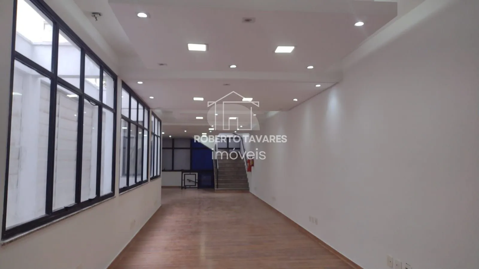 Imagem Prédio Comercial em Santa Cecília 450m² - Vão livre, 9 banheiros, 12 lavatórios, 4 pontos de chuveiro c/ box, 9 garagens, com quarto e banheiro de apoio.