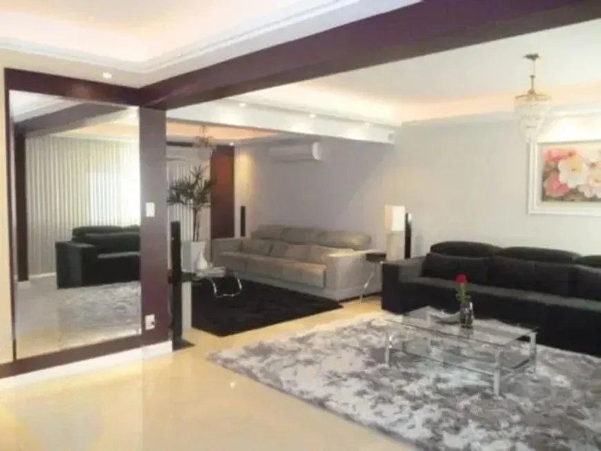 Imagem Casa térrea com 3 dormitórios, suíte e 3 vagas.