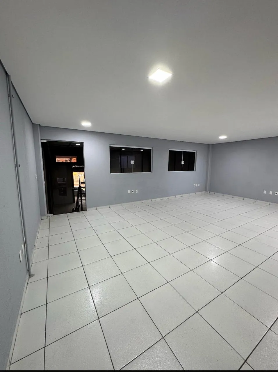 Imagem Galpão para Locação em Sorocaba - 290m² com Mezanino e Estrutura Moderna