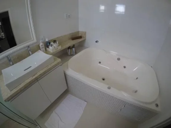 Imagem Requinte e sofisticação você encontra nessa casa , com 3 suítes uma com banheira hidromassagem, piscina, sala de cinema , localização privilegiada