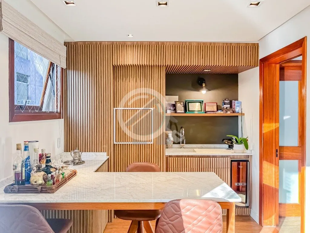 Imagem Este apartamento recentemente atualizado no Bairro Moinhos de Vento é uma verdadeira joia. Localiza...