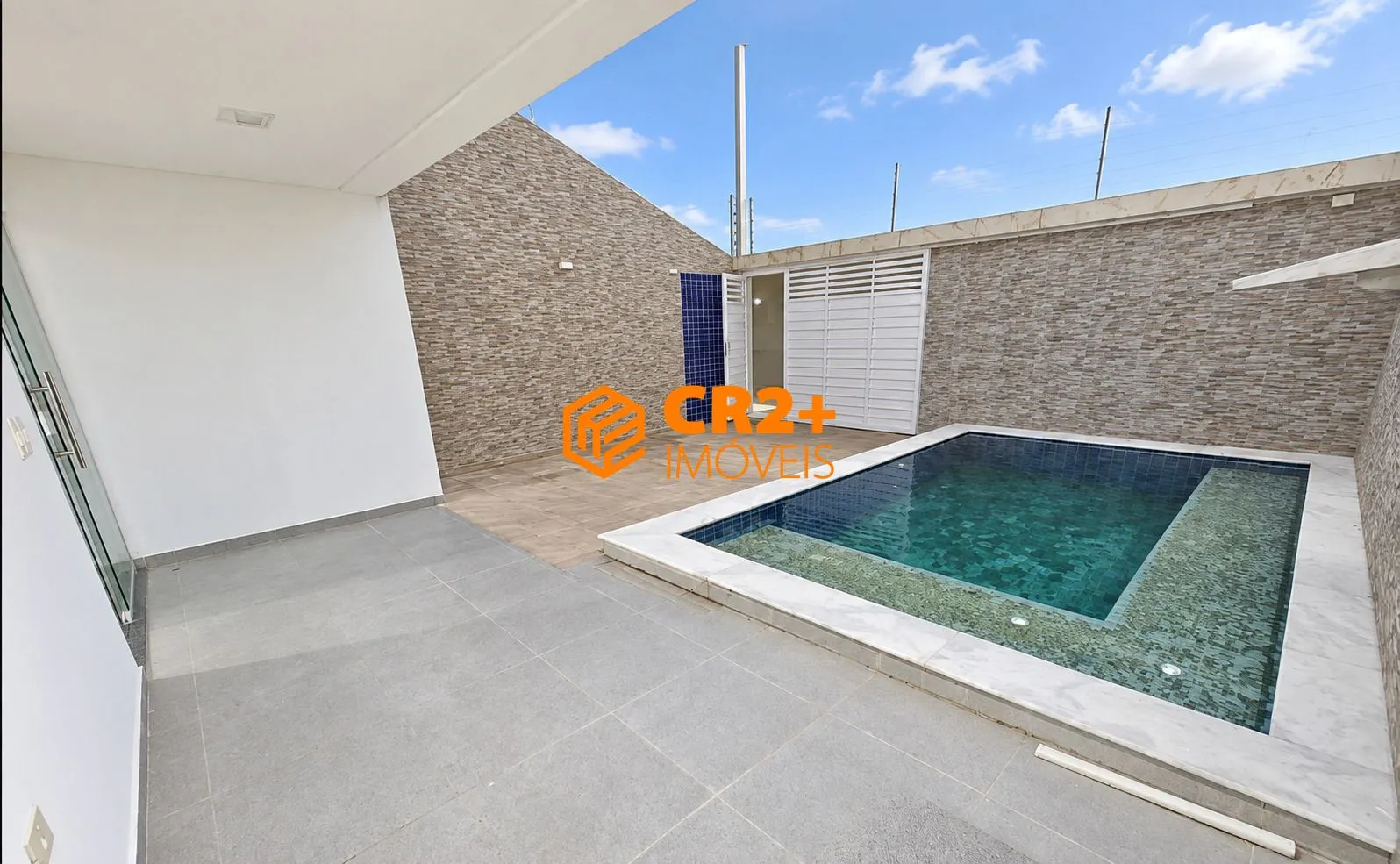 Imagem SOBRADO TRIPLEX À VENDA EM TAMANDARÉ - 4 SUÍTES, PISCINA E 1 VAGA