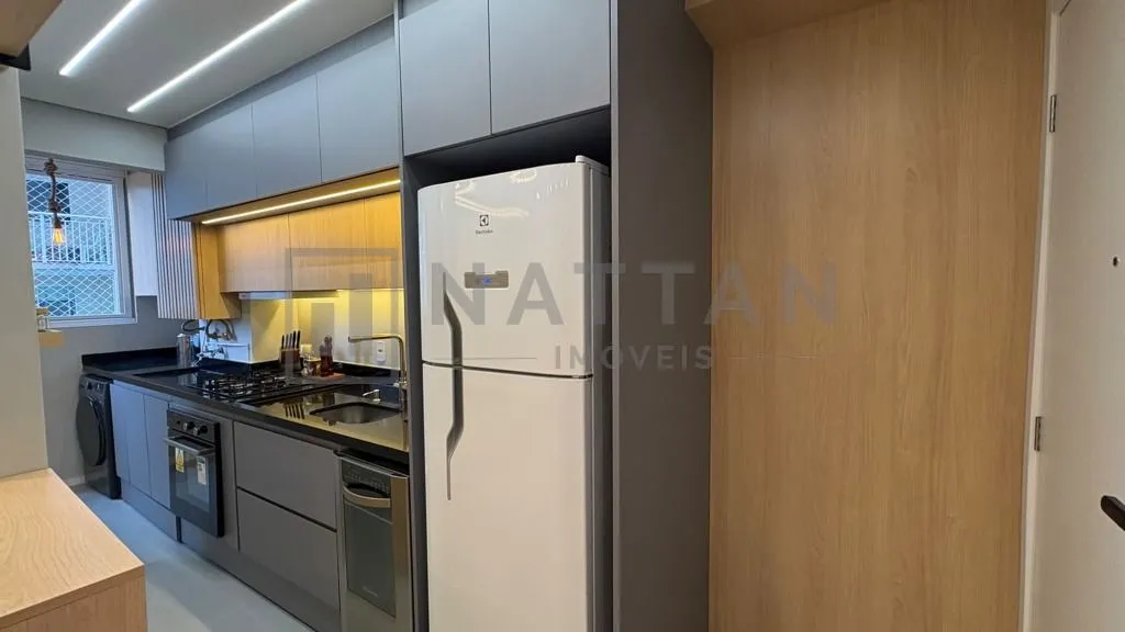Imagem Apartamento com 2 dormitórios e suíte, 49,73 m², sacada e condomínio com piscina e academia