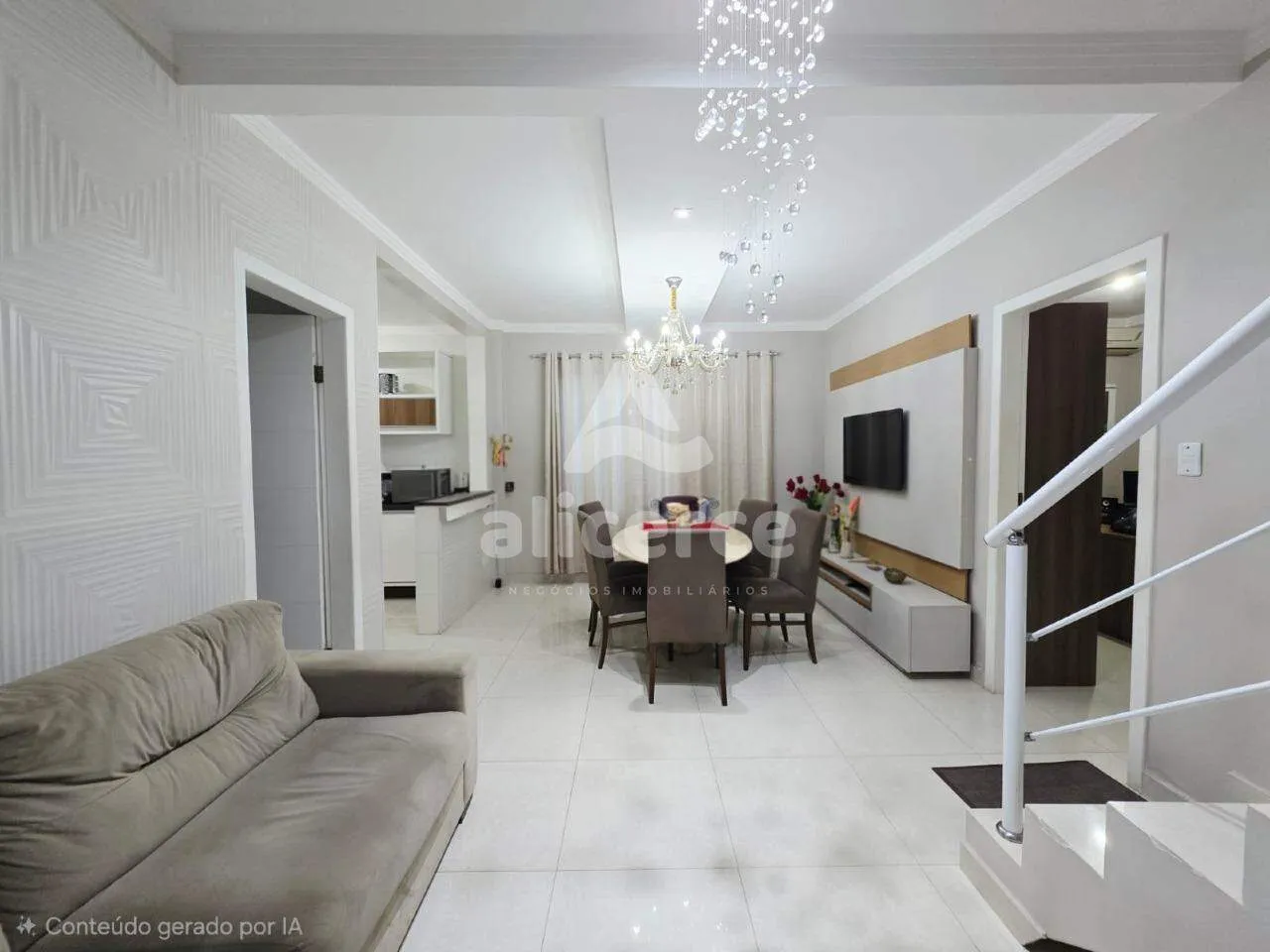 Imagem Casa Alto `Padrão a 1 quadra da Beira-Mar Continental | 3 Dormitórios I 4 Vagas de Garagens I Piscina no bairro Estreito - Florianópolis/SC