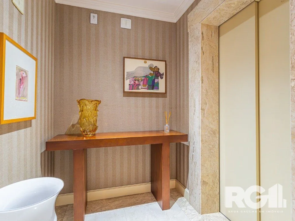 Imagem Apartamento semimobiliado, 167 m², 3 suítes e 3 vagas de garagem no bairro Bela Vista.
