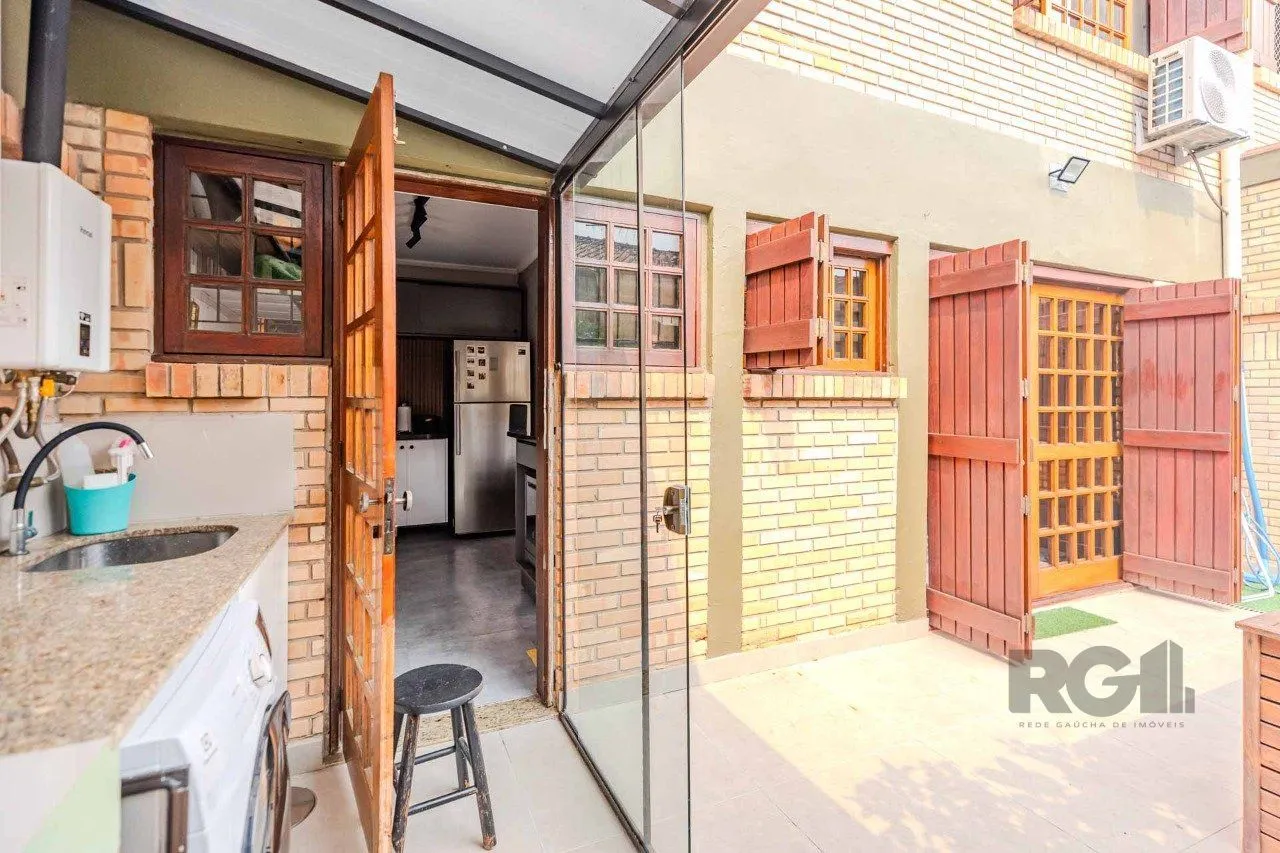 Imagem Casa em condomínio fechado, 3 dormitórios, suíte e duas vagas de garagem