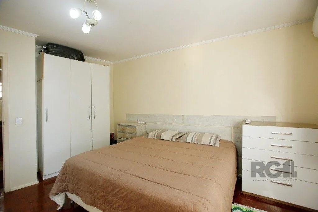 Imagem Excelente casa de 235m² com 4 dormitórios e 3 vagas no bairro Azenha.
