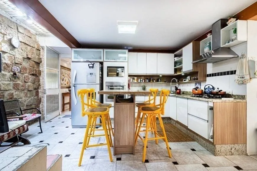 Imagem Excelente casa de 264m² com 4 dormitórios no bairro Menino Deus