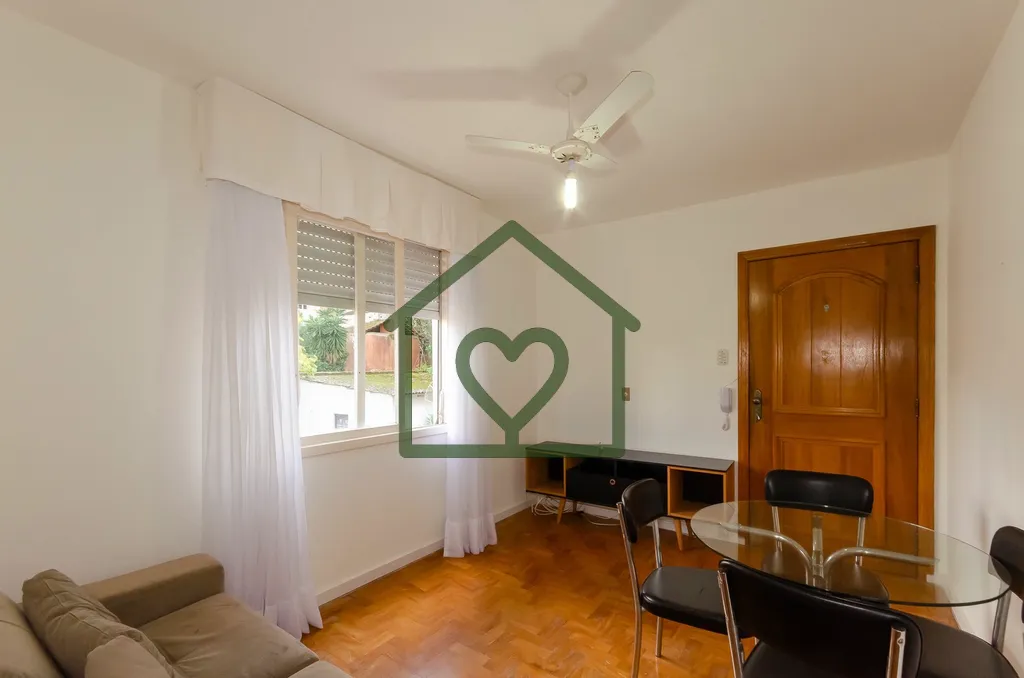 Imagem Apartamento de dois dormitórios no bairro Petrópolis, com sala de estar e jantar integradas e vent...