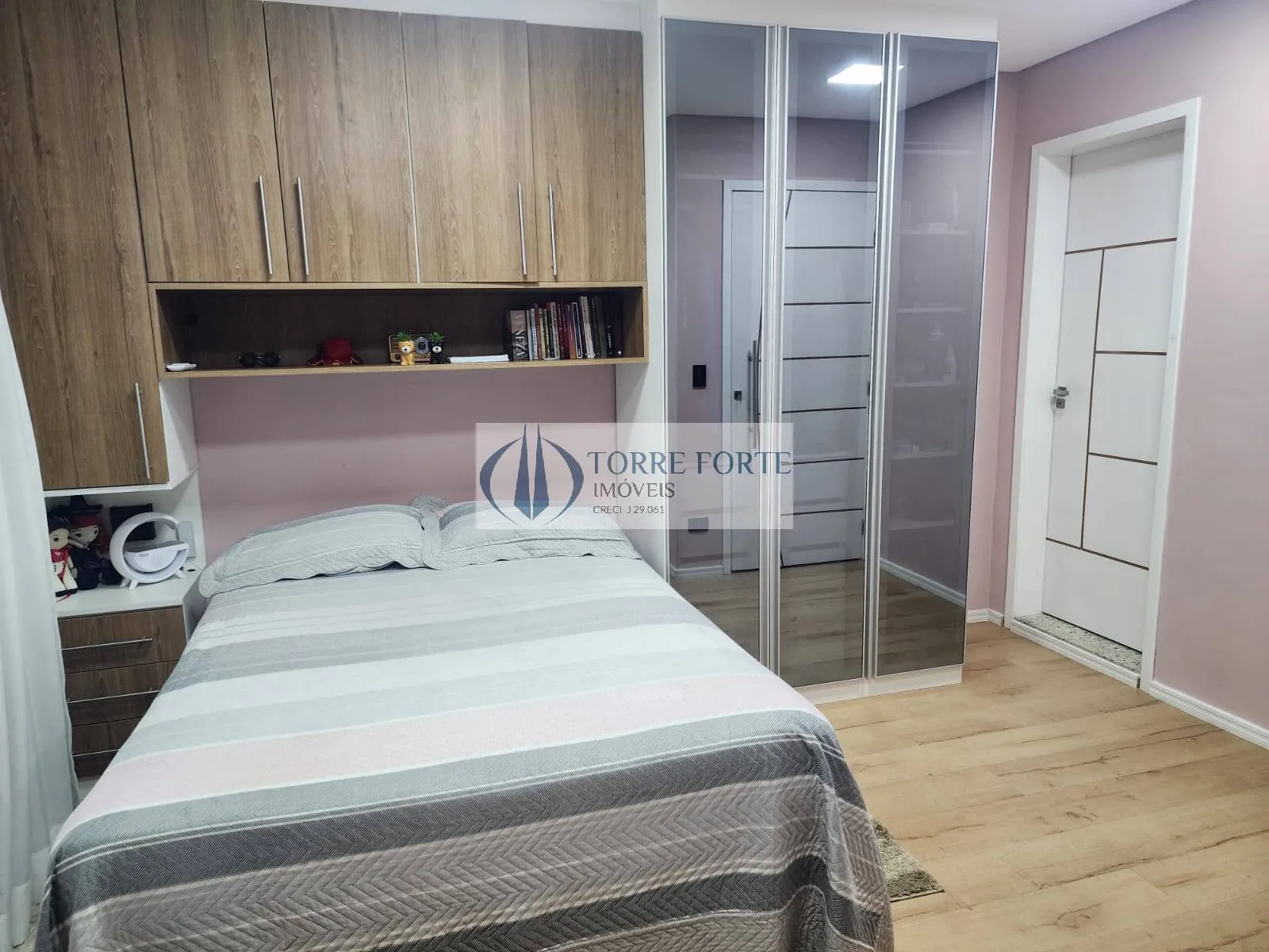 Imagem Sobrado com 3 quartos 2 suites , Picina ,5 vagas no Parque do Carmo.