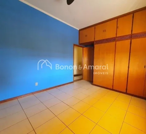 Imagem Ampla casa térrea para locação, com 3 dormitórios sendo 1 suíte, armários embutidos e ventilad...