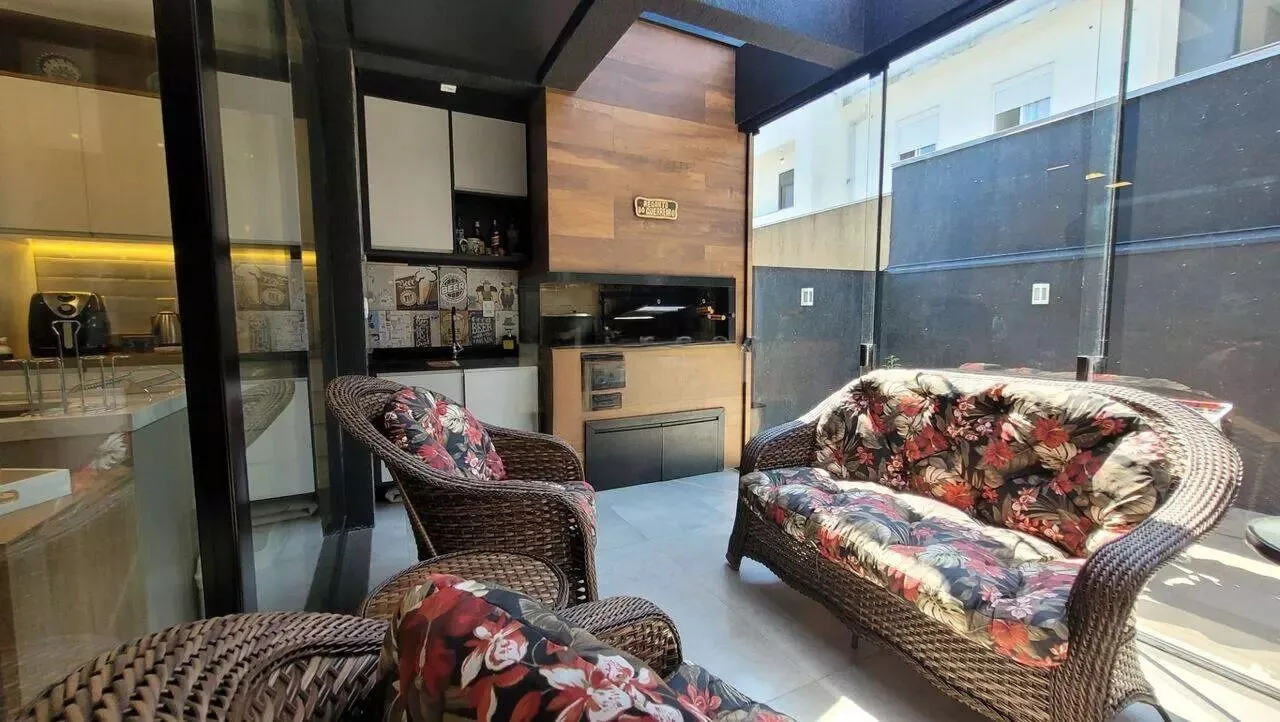 Imagem Casa em condomínio com 3 dormitórios, suíte e 2 vagas.