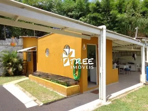 Imagem VENDA DE CHÁCARA NO COPACO, EM ARUJÁ/SP, A/T de 1.700m², A/C 150m², 3 dorm, sala com lareira, espaço c/ churrasqueira, pomar e 10 vagas. CONSULTE-NOS.
