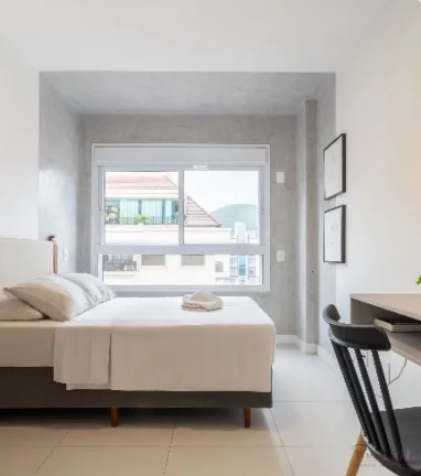 Imagem Oportunidade em Jurerê! Apartamento moderno a poucos metros da praia Este lindo apartamento à vend...
