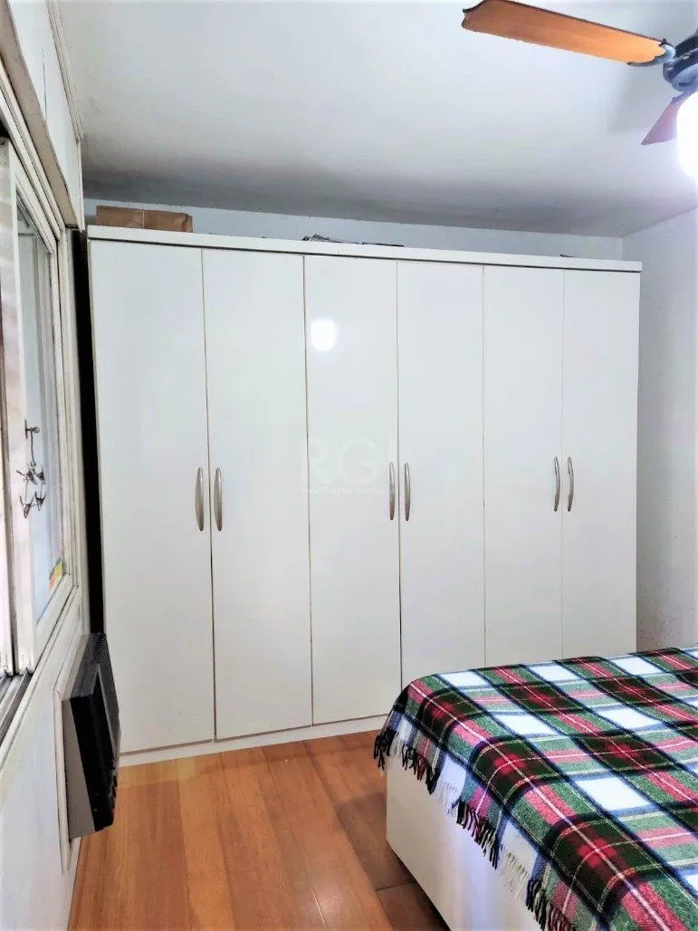 Imagem Apartamento 2 dormitórios semimobiliado, living 2 ambientes com lareira, cozinha e área de serviço, banheiro social, sacada e churrasqueira.