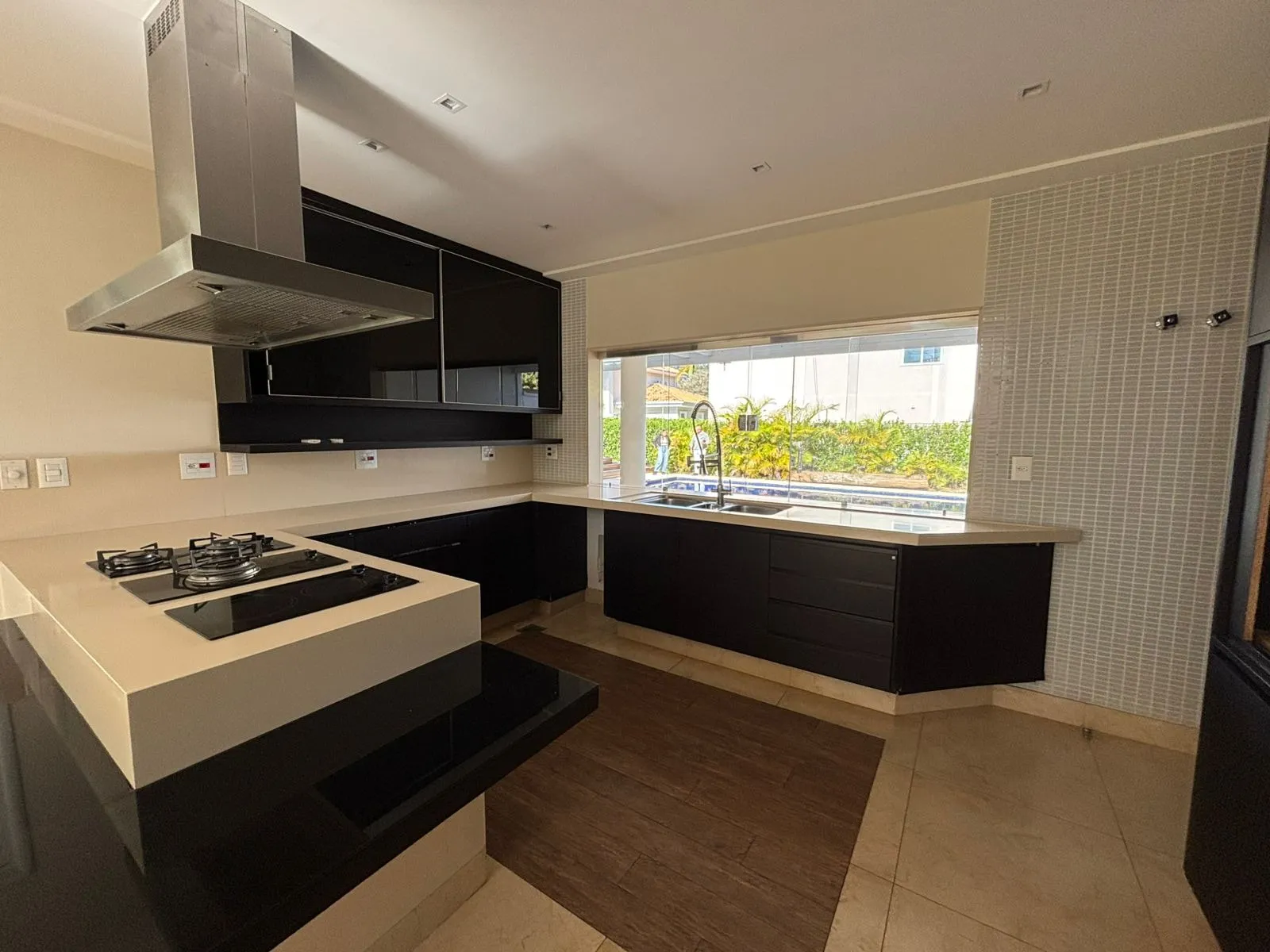Imagem Casa de alto padrão à venda no Lago Azul Golf Club, com 4 suítes, piscina aquecida e 640 m² construídos