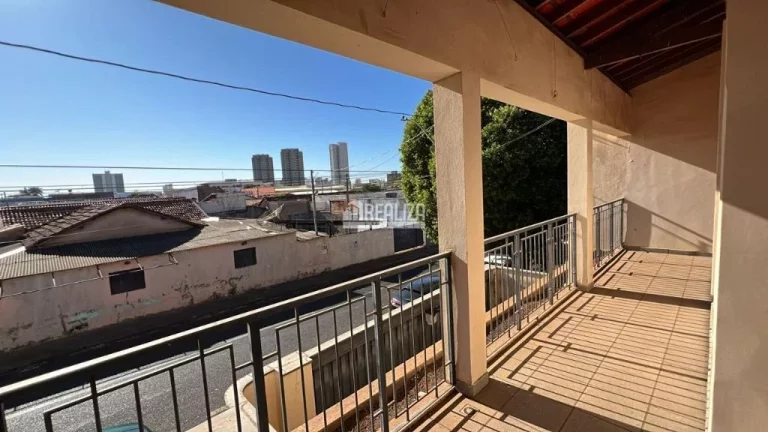 Imagem Casa à venda e locação no bairro São Sebastião, Uberaba - 3 dormitórios e quintal