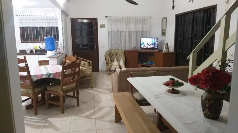 Imagem Casa na Praia de Boracéia poucos metros do mar
