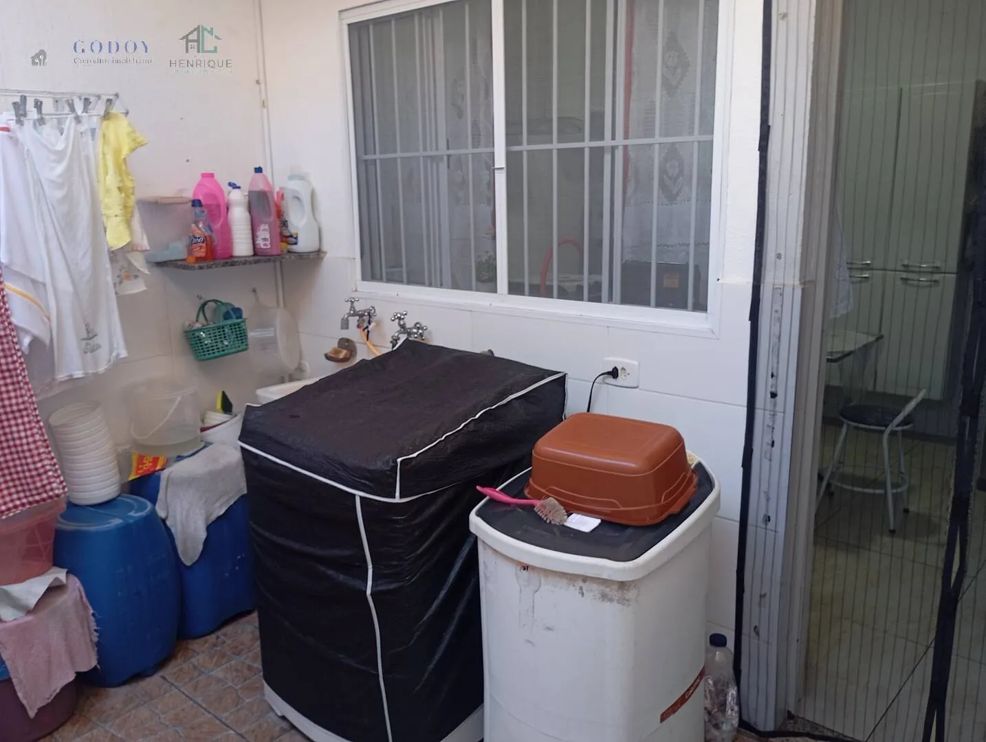 Imagem Imperdível! Sobrado com Suíte no Térreo + 2 Quartos e Garagem p/ 2 Carros.