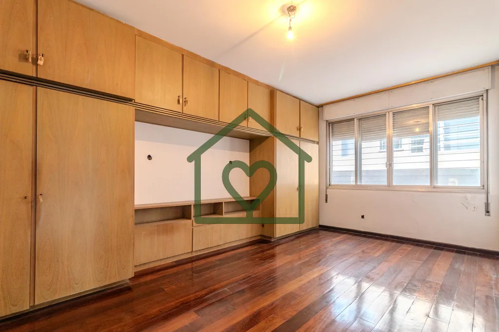 Imagem Referência em um dos endereços mais icônicos de Porto Alegre, este apartamento no Edifício Troca...