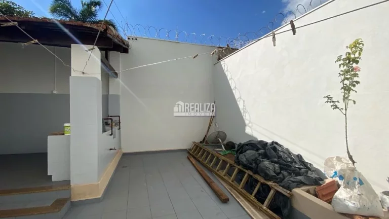 Imagem Casa com 6 dormitórios no bairro Fabrício em Uberaba