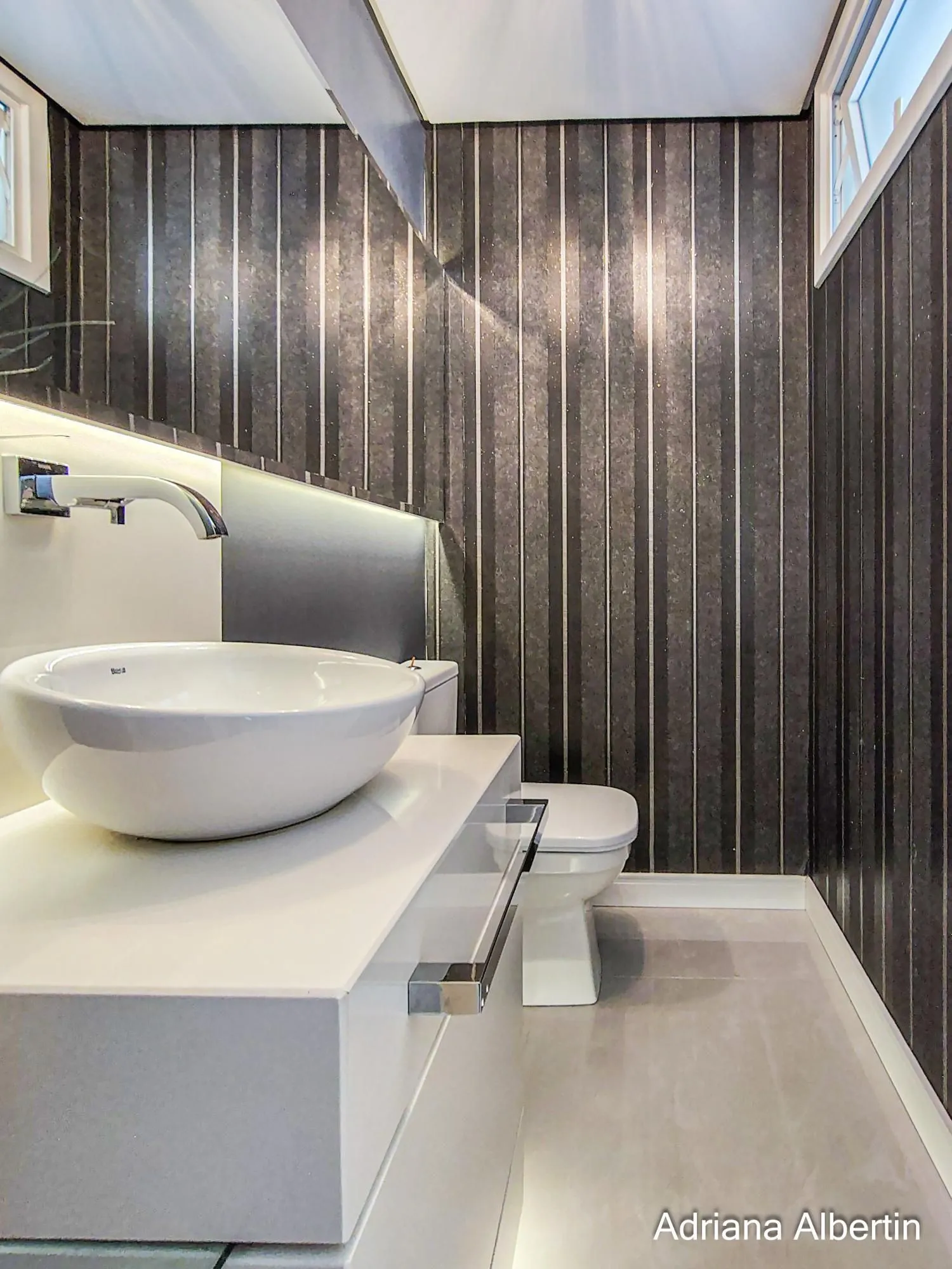 Imagem ALPHAVILLE PORTO ALEGRE | CASA COM FUNDOS PARA APP E ÁREA EXTERNA COMPLETA