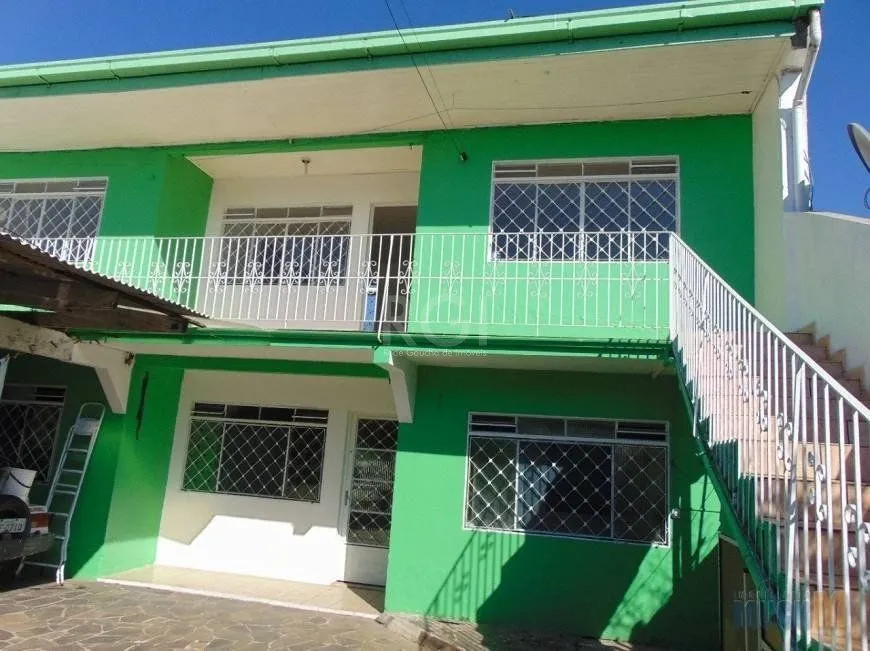 Casa frente, 81,50m2 e 2 apartamento nos fundos térreo e segundo andar.