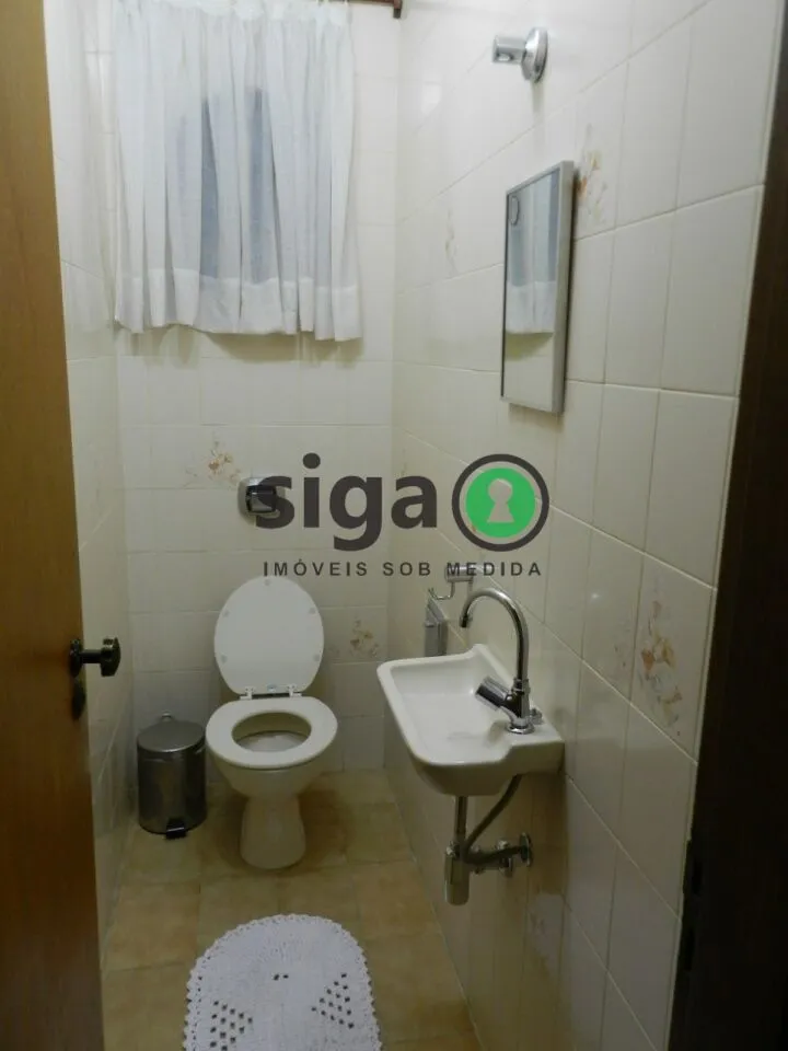 Imagem Casa Espaçosa com 5 Dormitórios e Quintal Próxima ao Metrô Vila Sônia.