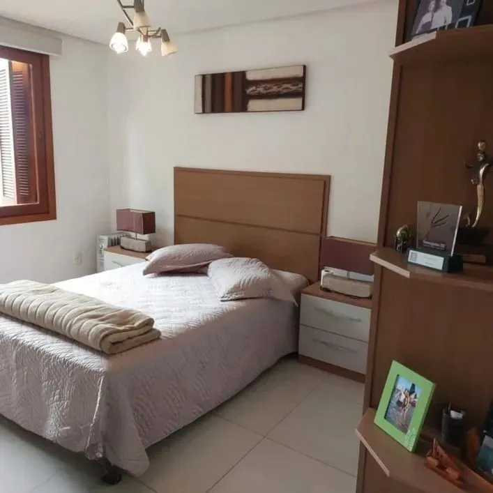 Imagem Sobrado com 3 dormitórios, terraço e espaço gourmet no São Sebastião - POA