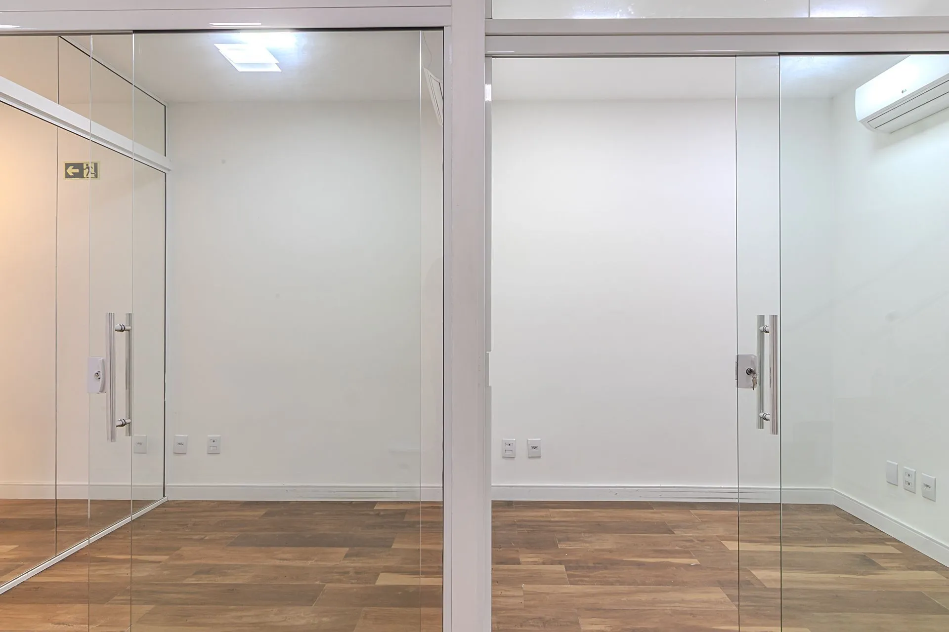 Imagem : MÁFFER IMÓVEIS ALUGA LOJA COMERCIAL COM 351M² DE ÁREA PRIVATIVA toda REFORMADA com excelente fachada e espaço para estacionamento em frente ao imóvel, ideal para empresas que buscam visibilidade e facilidade de acesso.